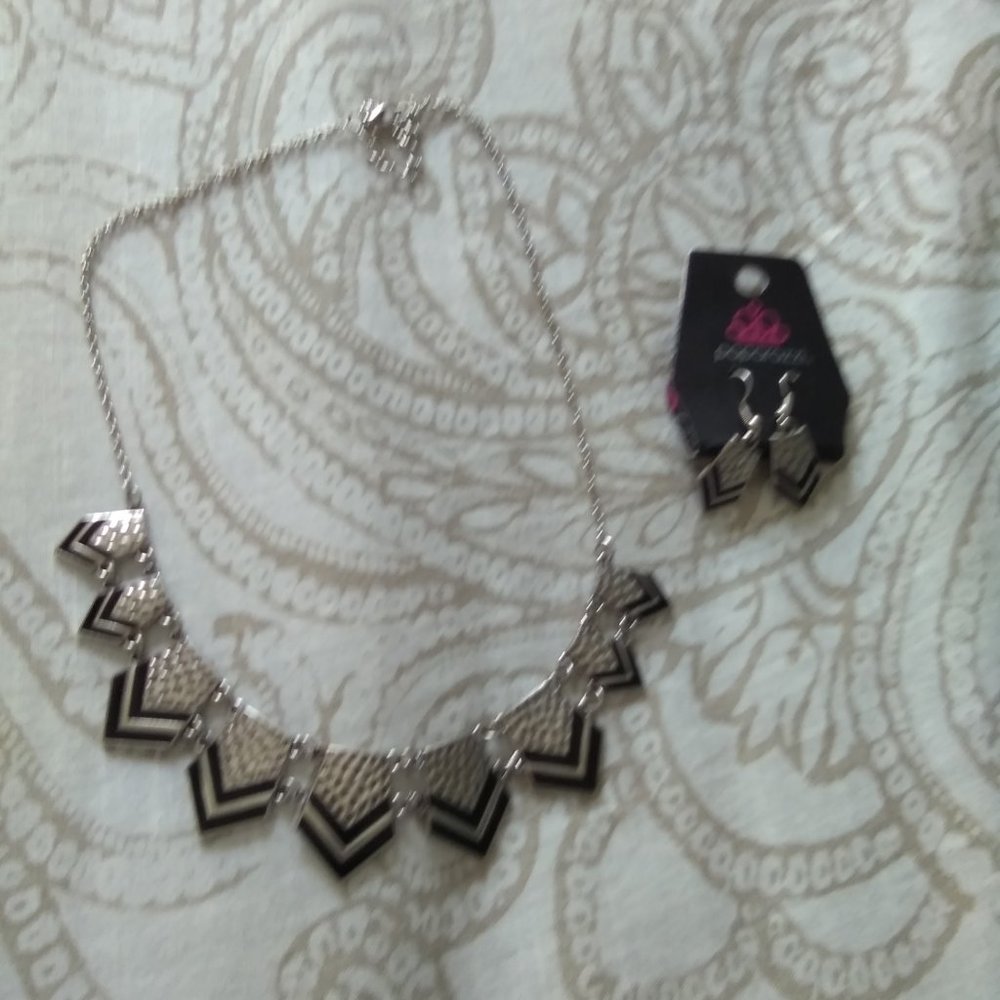 Paparazzi Necklace and Earrings set